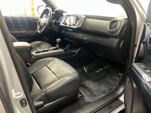Used 2019 Toyota Tacoma TRD Sport w/ TRD Premium Sport Package AWD/4WD image 26