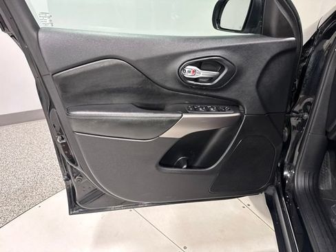 Used 2019 Jeep Cherokee Latitude w/ Popular Appearance Group AWD/4WD image 8