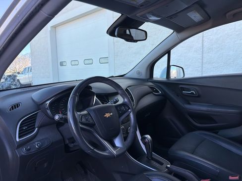 Used 2017 Chevrolet Trax LT w/ LT Convenience Package image 9