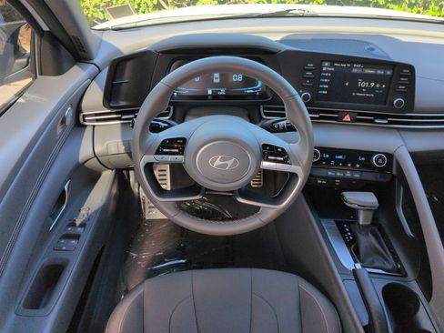 Used 2025 Hyundai Elantra Sport FWD image 14