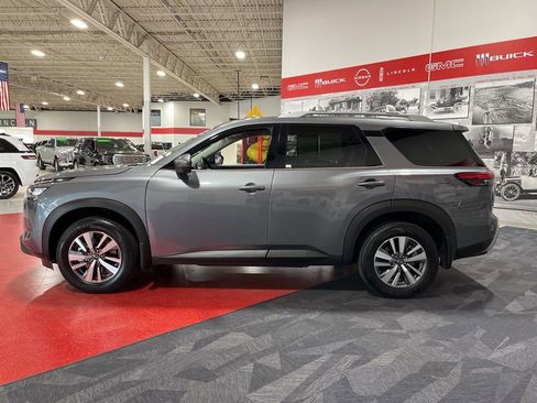 Used 2025 Nissan Pathfinder SL image 6
