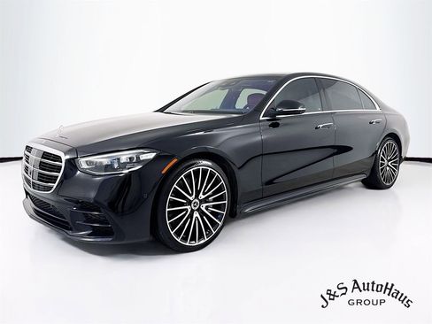 Used 2022 Mercedes-Benz S 580 4MATIC Sedan w/ AMG Line Package image 3