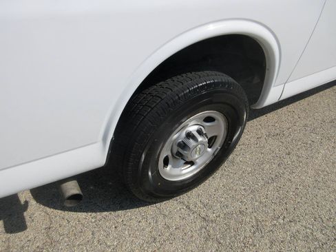 Used 2021 Chevrolet Express 2500 w/ Driver Convenience Package RWD image 14