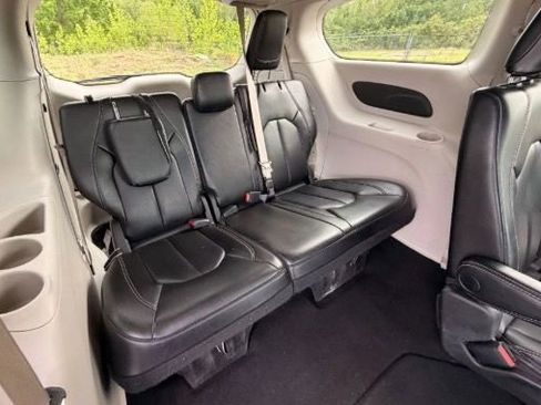 Used 2023 Chrysler Pacifica Touring-L FWD image 14