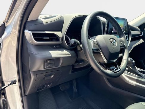 Used 2021 Toyota Highlander XLE FWD image 18