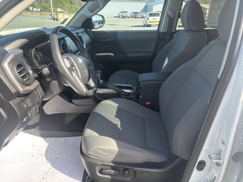 Used 2021 Toyota Tacoma SR5 AWD/4WD image 12