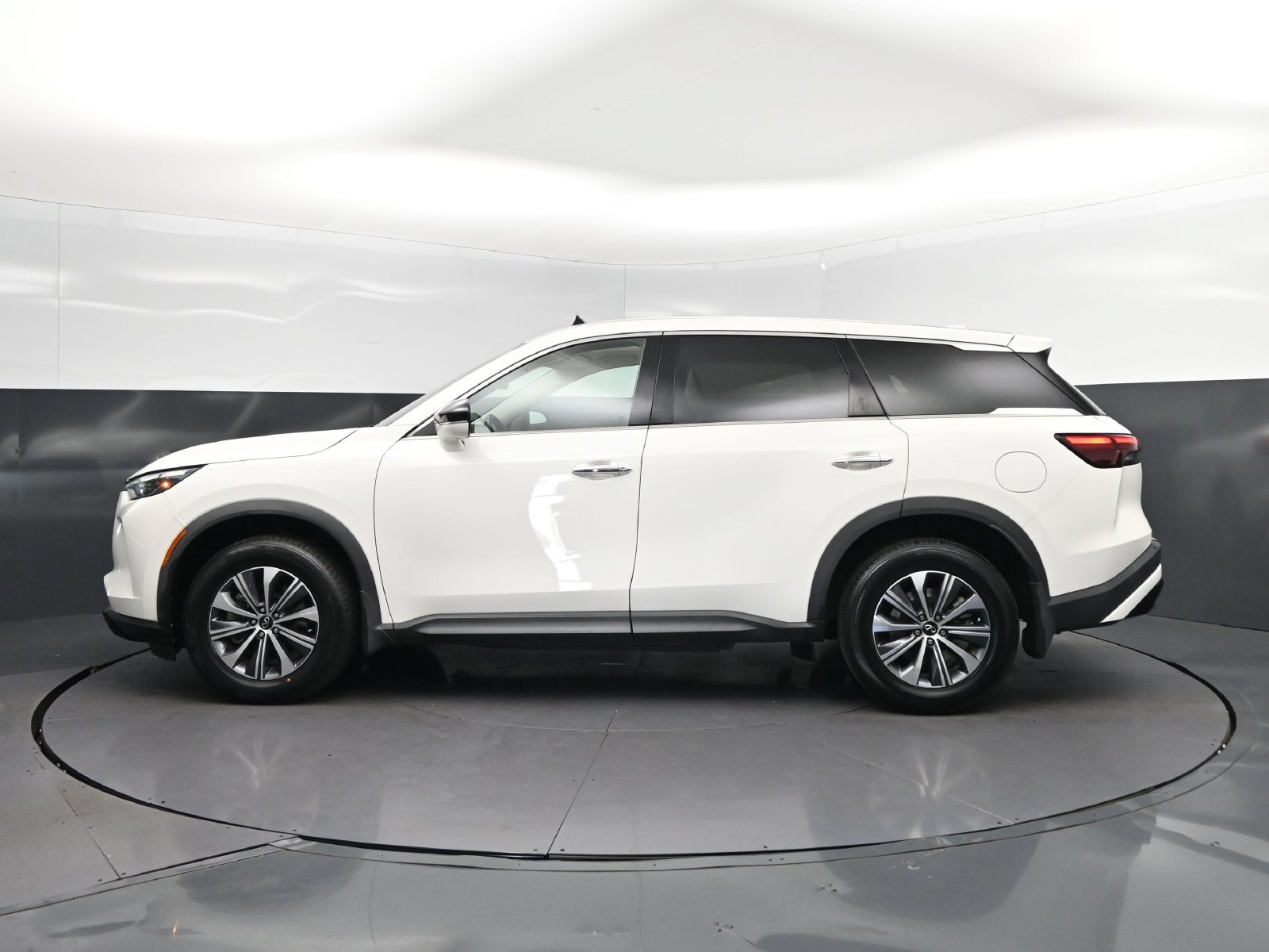 Used 2024 INFINITI QX60 Pure w/ Cargo Package FWD image 4