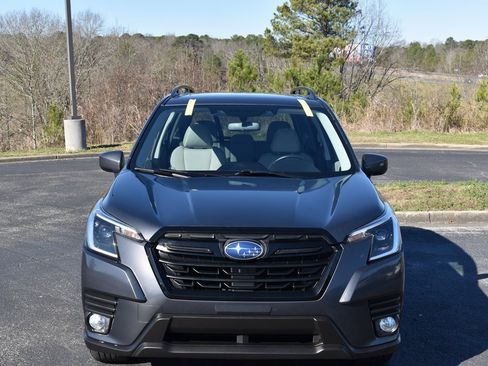 Used 2022 Subaru Forester Premium image 6
