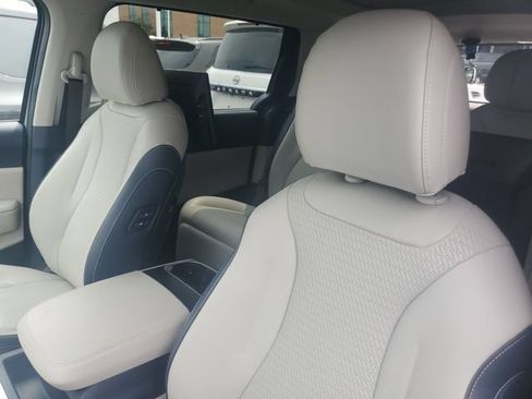 Used 2025 Kia Carnival SX Prestige FWD image 23