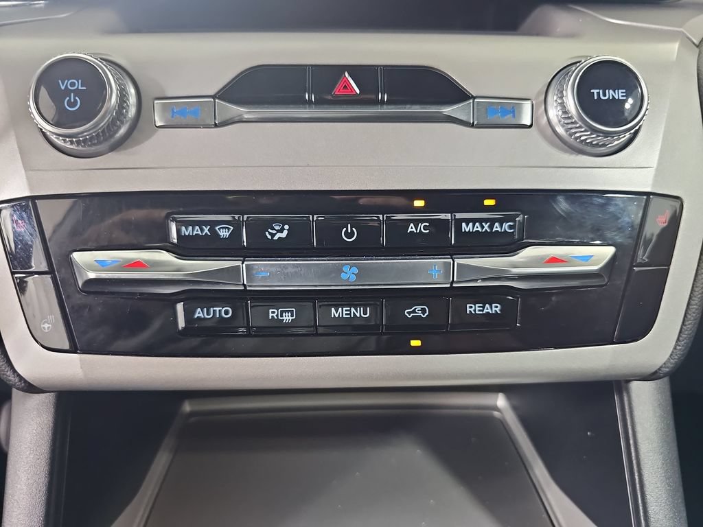 Used 2023 Ford Explorer XLT w/ Equipment Group 202A AWD/4WD image 29