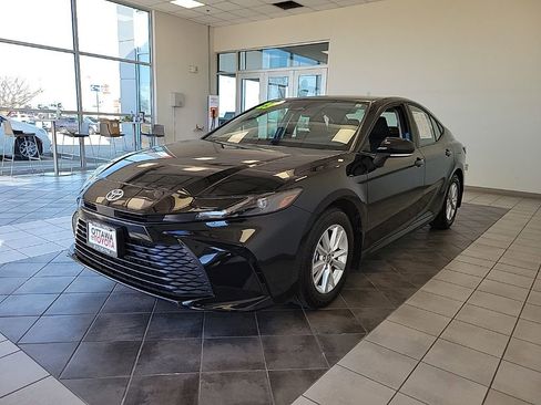 Used 2025 Toyota Camry LE image 2