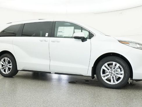 New 2026 Toyota Sienna Limited FWD image 28