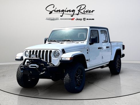 Used 2021 Jeep Gladiator Sport AWD/4WD image 3