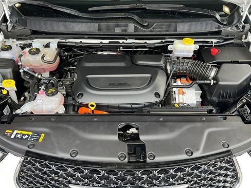 Used 2024 Chrysler Pacifica Select image 43