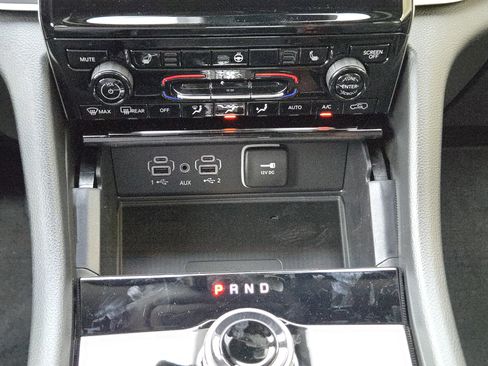 New 2025 Jeep Grand Cherokee Altitude image 14