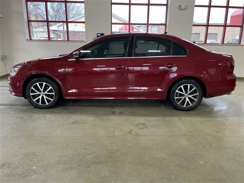 Used 2017 Volkswagen Jetta SE image 4