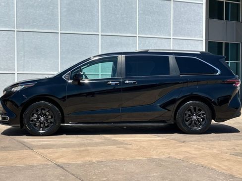 Used 2023 Toyota Sienna XLE FWD image 7