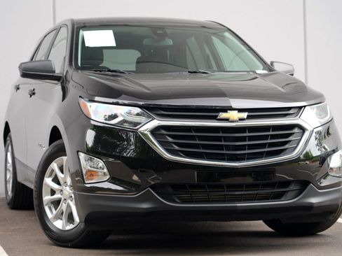 Used 2020 Chevrolet Equinox LS w/ LS Convenience Package FWD image 2