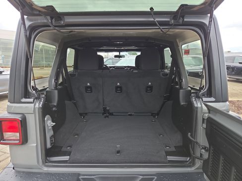 Used 2020 Jeep Wrangler Unlimited Sahara w/ Cold Weather Group image 10