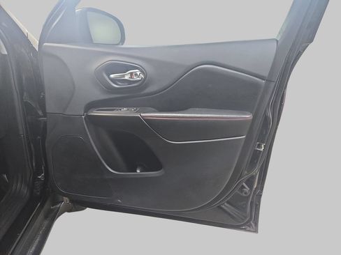 Used 2019 Jeep Cherokee Trailhawk w/ Cold Weather Group AWD/4WD image 12