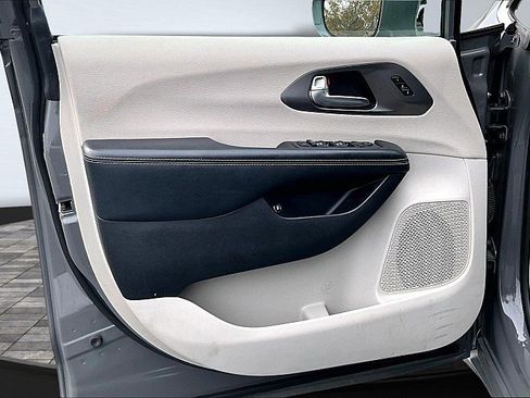 Used 2022 Chrysler Pacifica Touring-L w/ Uconnect Theater Family Group image 23