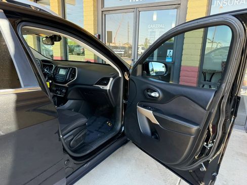 Used 2017 Jeep Cherokee Latitude w/ Safety/Convenience Group FWD image 22