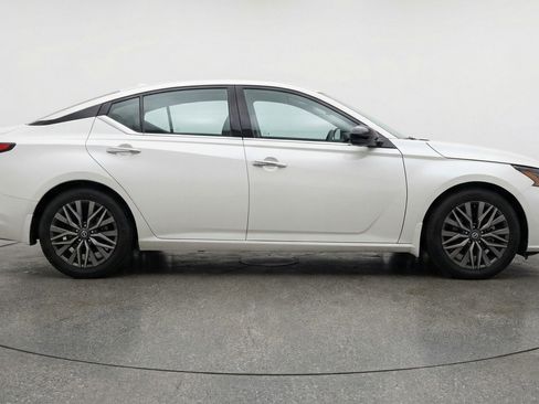 Used 2025 Nissan Altima 2.5 SV FWD image 11