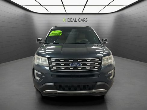 Used 2017 Ford Explorer XLT FWD image 2