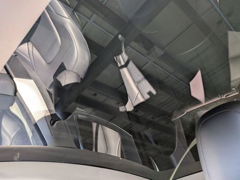 Used 2022 Tesla Model Y Long Range image 23