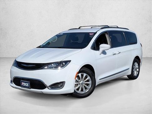 Used 2017 Chrysler Pacifica Touring-L FWD image 2