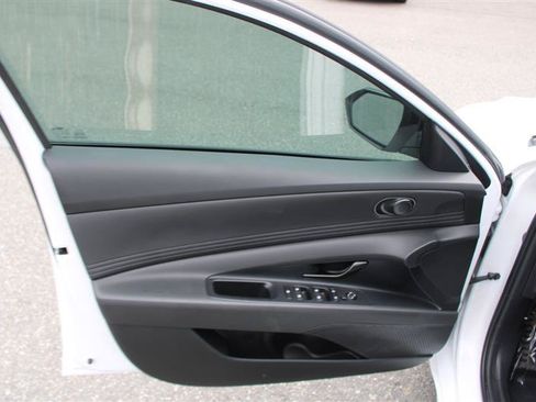Used 2025 Hyundai Elantra SEL FWD image 9