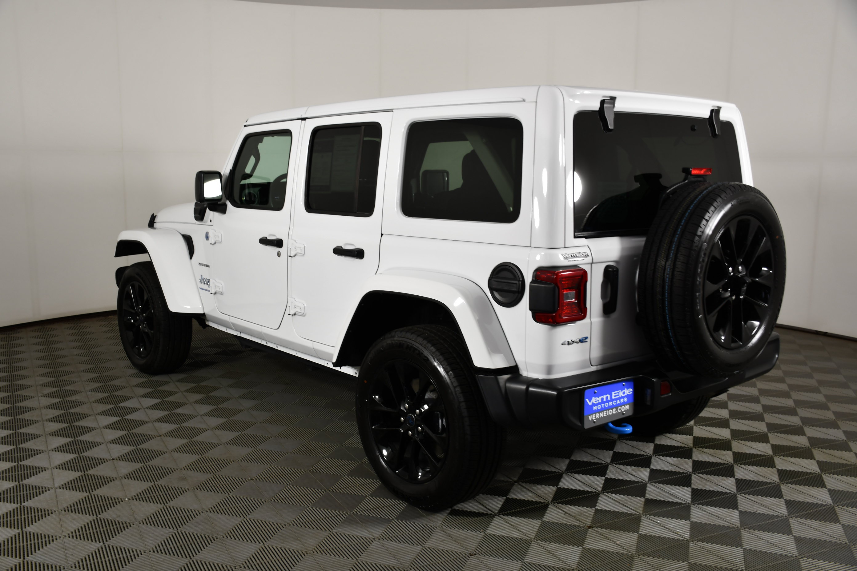 Used 2024 Jeep Wrangler Unlimited Sahara AWD/4WD image 8
