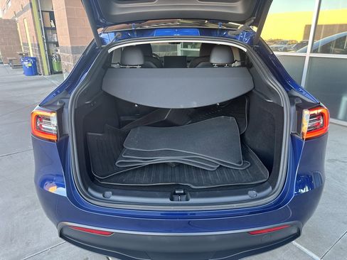 Used 2023 Tesla Model Y Performance image 39