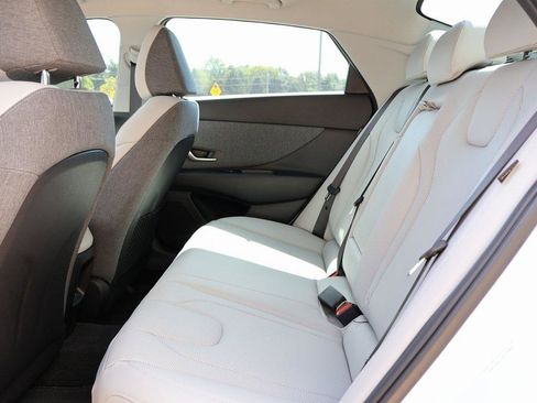 New 2025 Hyundai Elantra Limited image 18