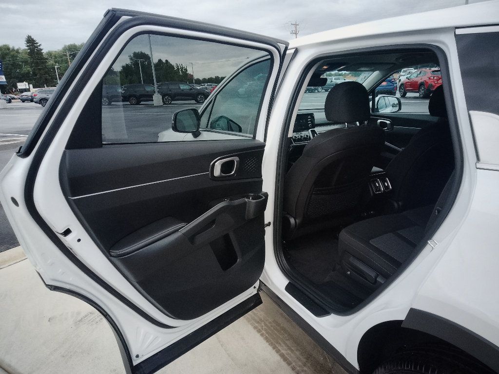 Used 2023 Kia Sorento LX AWD/4WD image 9