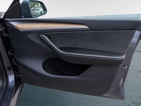 Used 2023 Tesla Model Y Long Range image 29