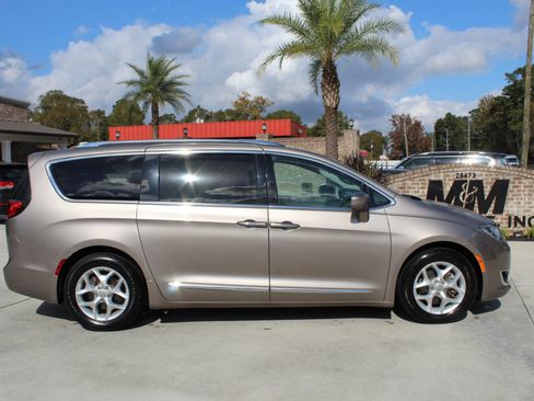 Used 2017 Chrysler Pacifica Touring-L Plus image 15