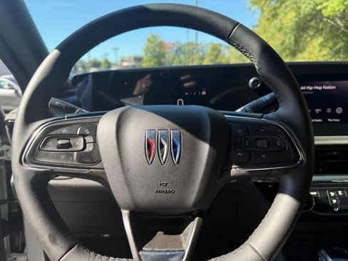 Used 2025 Buick Envista Sport Touring image 28