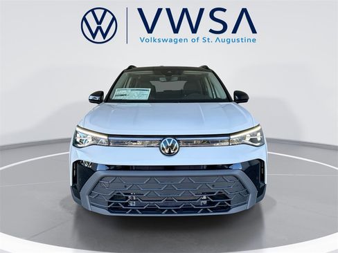 New 2026 Volkswagen Taos SE image 2