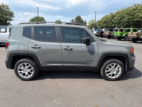 Used 2022 Jeep Renegade Latitude w/ Convenience Group AWD/4WD image 2