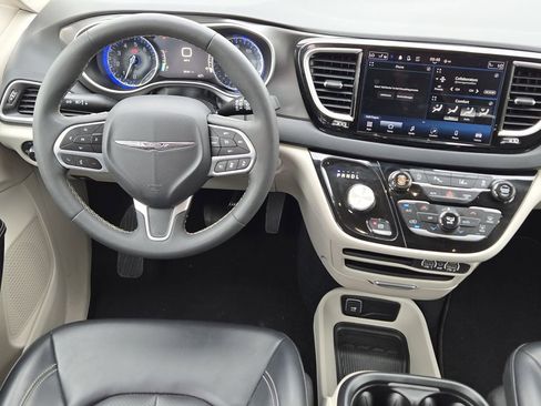 Used 2023 Chrysler Pacifica Touring-L FWD image 23