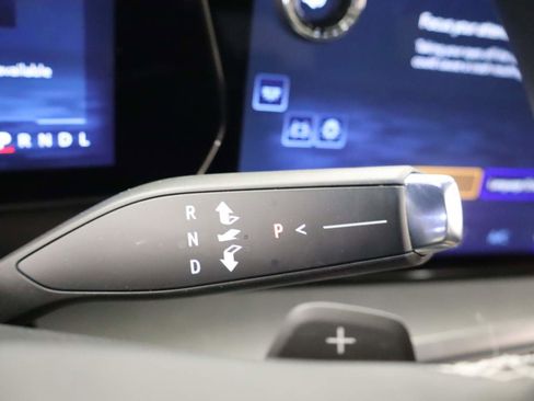 Used 2025 Chevrolet Traverse LT w/ Midnight/Sport Edition image 9