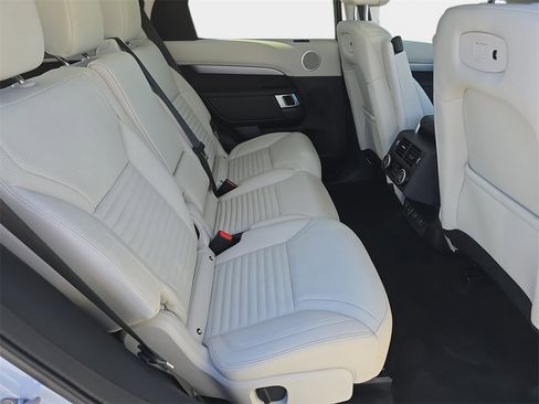 Used 2025 Land Rover Discovery Dynamic SE image 11