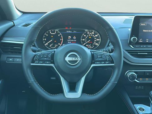 Used 2025 Nissan Altima 2.5 SR image 15