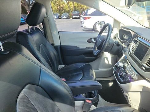 Used 2018 Chrysler Pacifica Touring-L FWD image 2