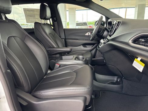 New 2026 Chrysler Pacifica Select FWD image 21