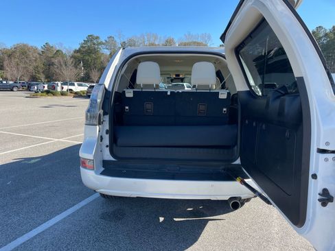 Used 2023 Lexus GX 460 Premium w/ Premium Package image 23