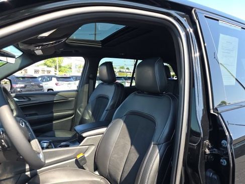 Used 2025 Jeep Grand Cherokee Altitude AWD/4WD image 12