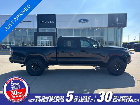 Used 2020 Toyota Tacoma TRD Sport w/ TRD Premium Sport Package AWD/4WD image 2