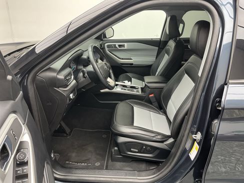 Used 2023 Ford Explorer XLT w/ Equipment Group 202A image 3